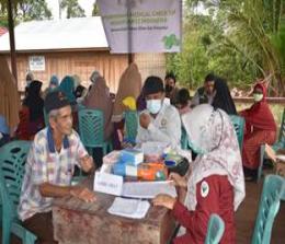 Layanan kesehatan gratis IZI Riau dan keluarga Adam Gifari ke pelosok Kabupaten Meranti (foto/ist)